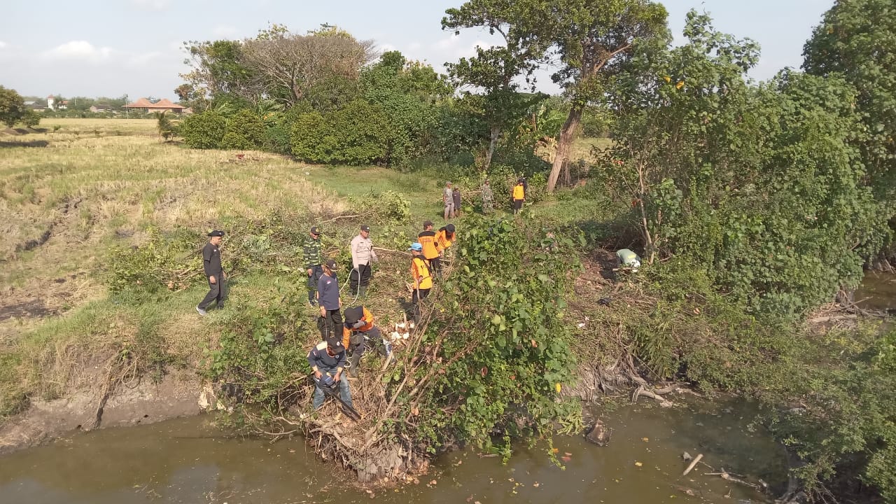 Warga, relawan, BPBD, serta jajaran TNI/Polri membersihkan anak sungai Kali Samin Desa Pranan, Kecamatan Polokarto, Sukoharjo, Minggu pagi (27/10).