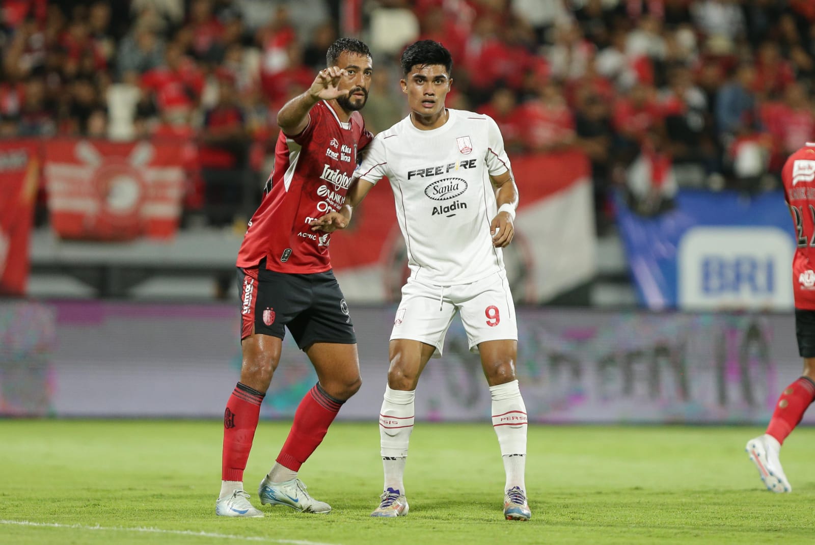 Striker Persis Solo Ramadhan Sananta (kanan) saat lawan Bali United di Liga 1 2024/2025.