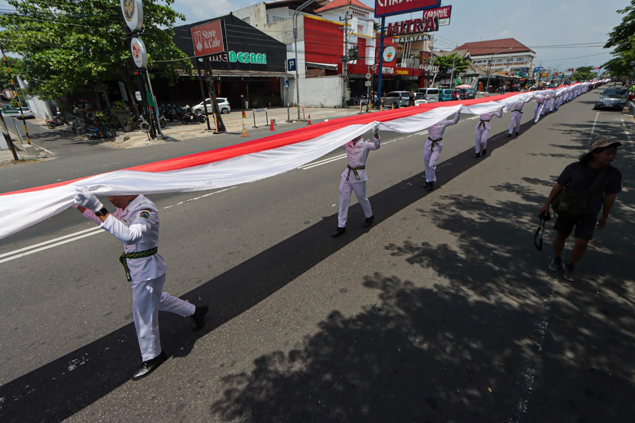 Bendera merah putih sepanjang 1001 meter dibentangkan di Jalan Lawu Kota Karanganyar, Minggu (27/10/2024) dalam rangka Hari Sumpah Pemuda. (M.Ihsan/Radar Solo)