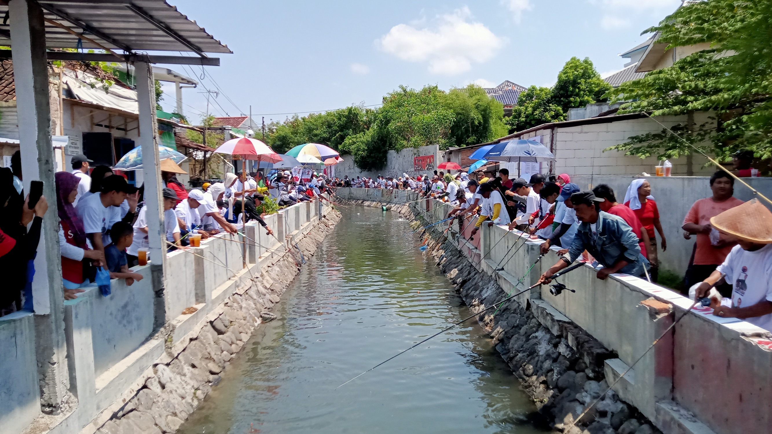 600 warga ikuti Mancing Bareng Bersama Tgeuh Bambang di Sungai Todipan, Minggu (27/10/2024).