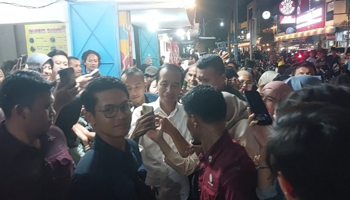 Jokowi kejutkan masyarakat di kawasan Gatot Subroto dan Ngarsopuro pada Sabtu (26/10) malam.