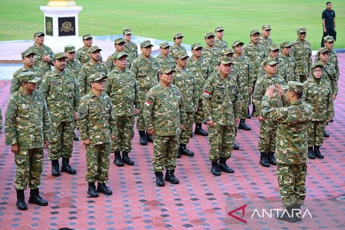 Presiden RI Prabowo Subianto bersama anggota Kabinet Merah Putih di Akademi Militer, Magelang, Jawa Tengah, Sabtu (26/10/2024).