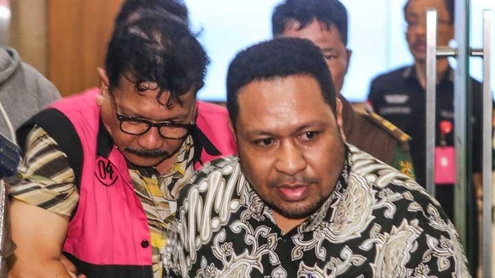 Mantan pejabat MA, Zarof Ricar (tengah) berjalan menuju mobil tahanan usai diperiksa di Kejaksaan Agung, Jakarta, Jumat 25 Oktober 2024. Kejadung menetapkan Zarof terlibat di kasus Ronald Tannur.