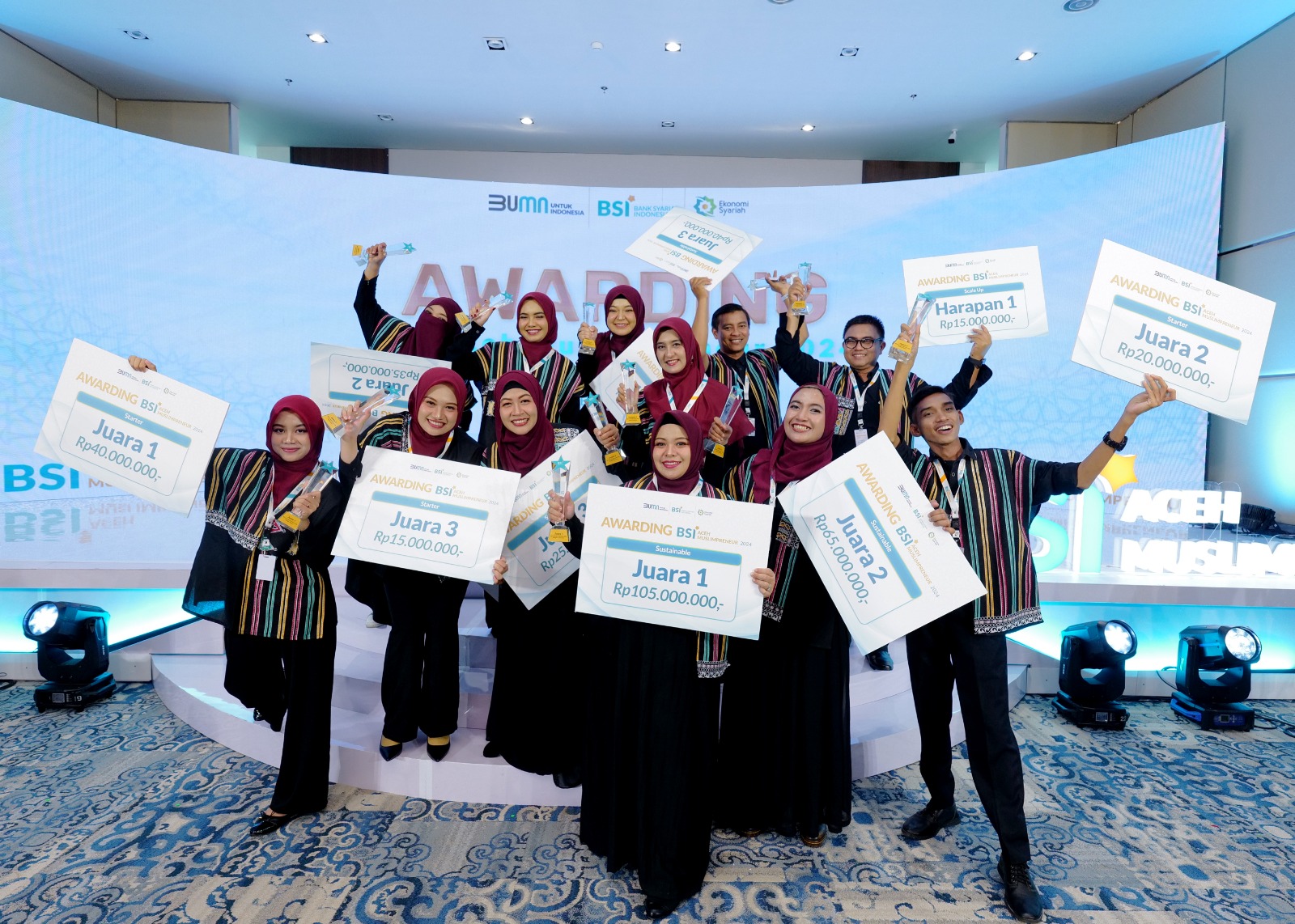 Raut kebahagiaan para pemenang BSI Aceh Muslimpreneur 2024 terlihat dari piala dan hadiah yang diberikan oleh BSI untuk pengembangan usaha kedepan.