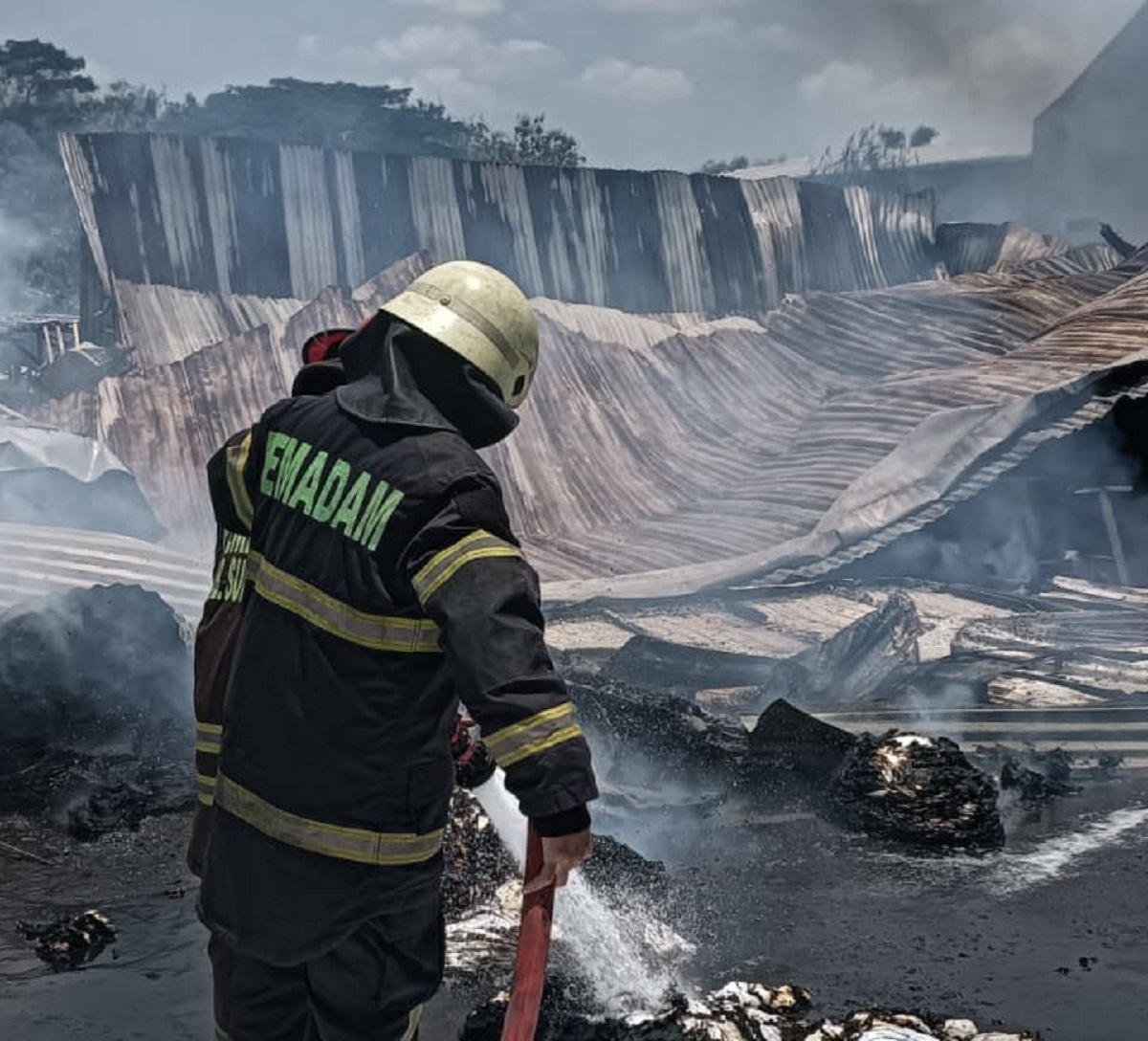 Personel Damkar Sukoharjo lakukan pendinginan pabrik kain di Dusun Ngrantan, Desa Kadokan, Kecamatan Grogol, Minggu (27/10) sekitar pukul 11.00.