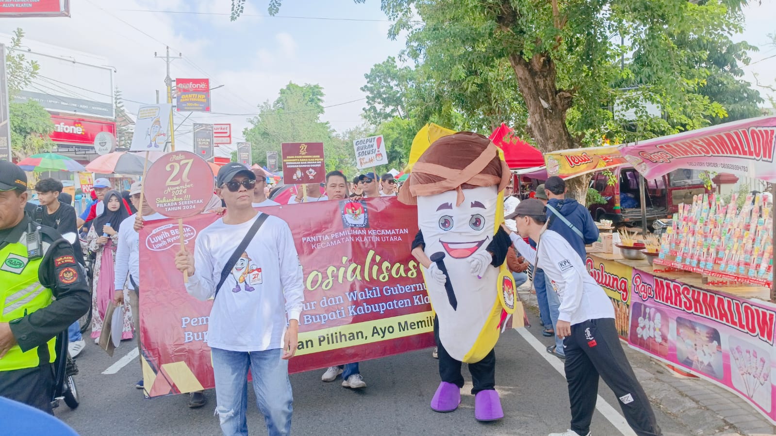Rombongan dari PPS se-Kecamatan Klaten Utara saat melakukan sosialisasi di area CFD Jalan Mayor Kusmanto, Minggu (27/10/2204). (Dokumentasi PPK Klaten Utara)