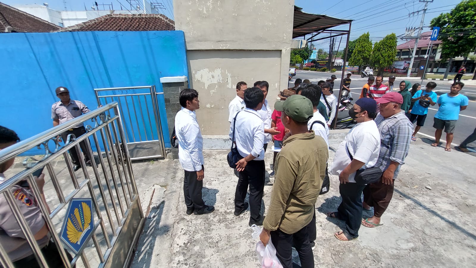 Petani dan peternak sapi perah mendatangi kantor KPP Pratama Boyolali untuk mencari kejelasan pemblokiran rekening UD Pramono yang selama ini membeli susu sapi dari petani, Senin (28/10/2024).