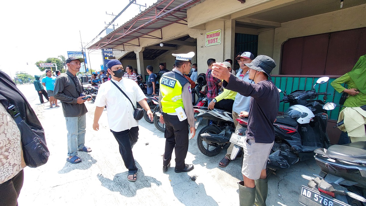 Petani dan peternak sapi perah berkumpul di sekitar kantor KPP Pratama Boyolali, Senin (28/10/2024).