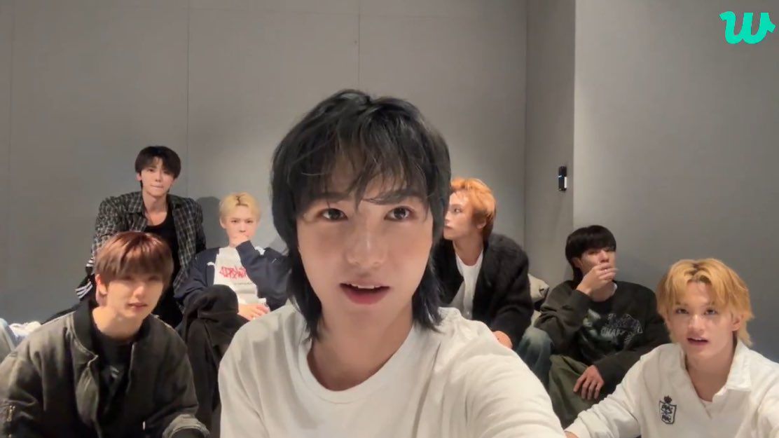Huang Renjun live streaming bersama para anggota NCT Dream pada 27 Oktober 2024. Dari kiri: Jisung, Jaemin, Chenle, Renjun, Haechan, Jeno dan Mar.