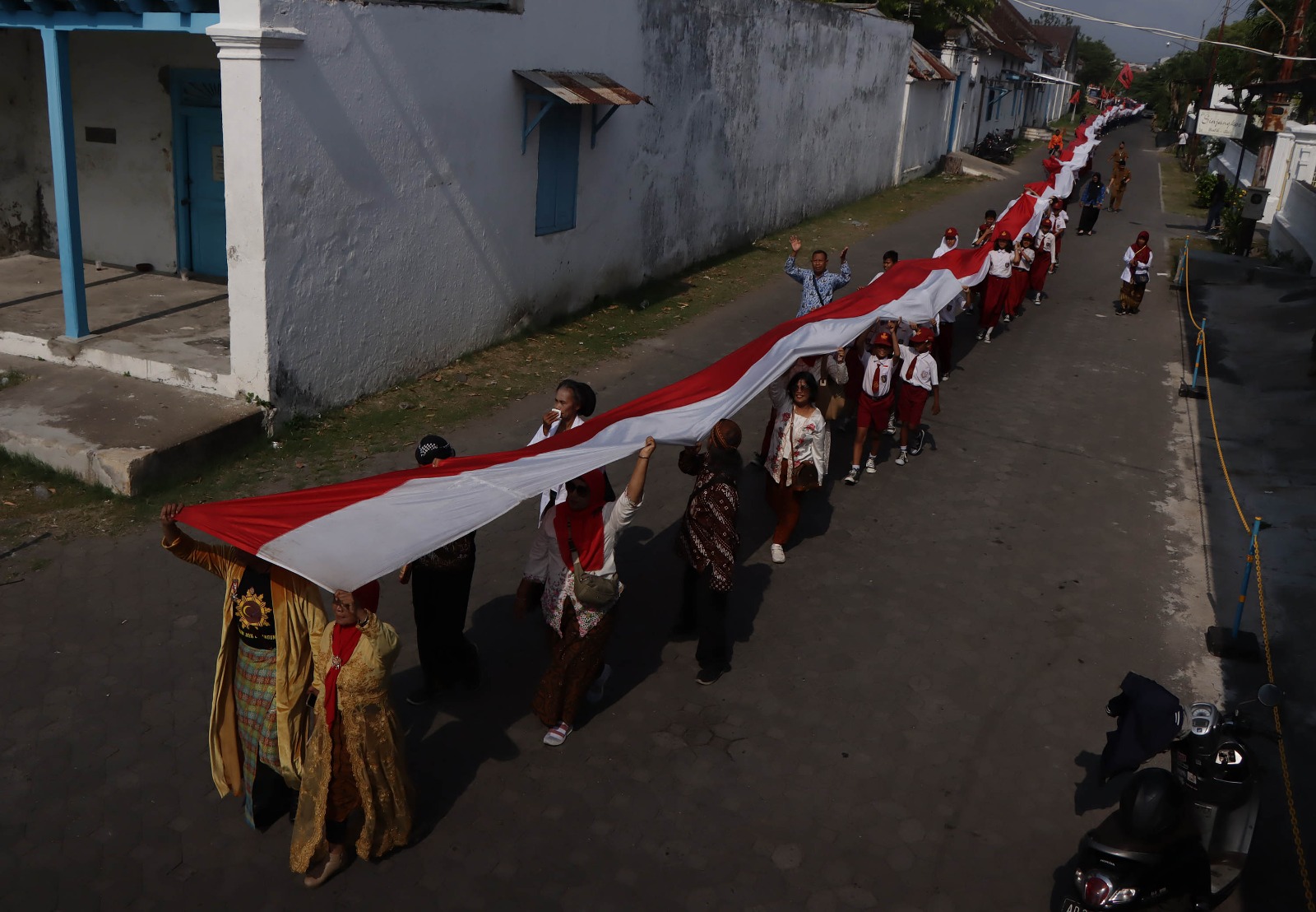 Bendera diarak di kawasan Keraton Kasunanan Surakarta menyambut Hari Sumpah Pemuda,&nbsp;&nbsp;Senin (28/10).  &nbsp;