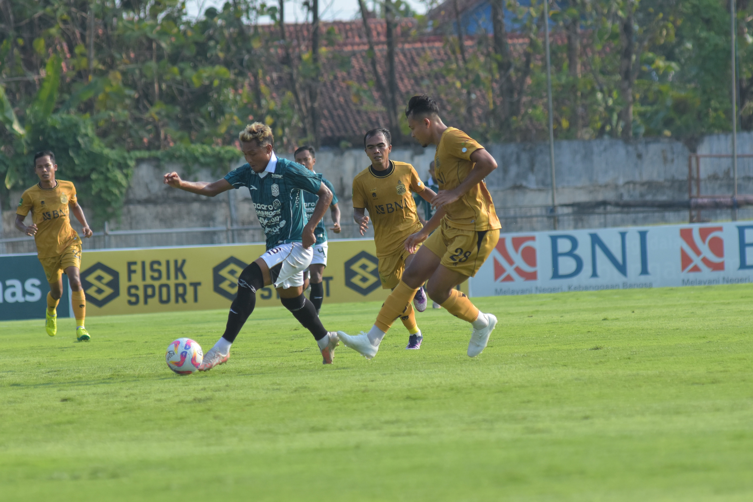 Pertandingan Nusantara United melawan Bhayangkara FC di Stadion Tri Sanja (27/10).