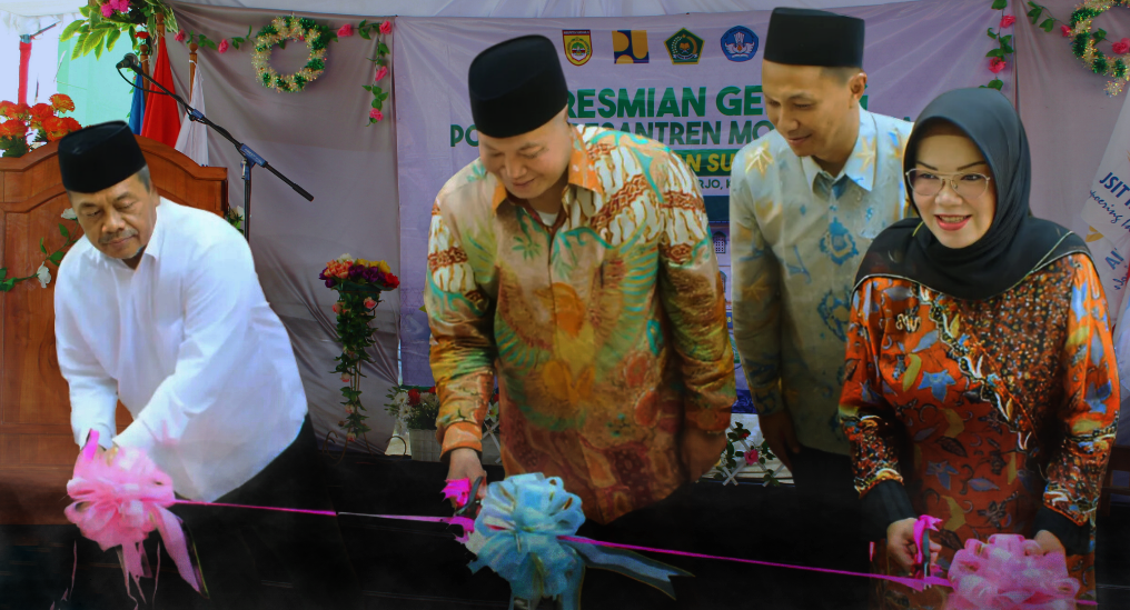 Prosesi pemotongan pita yang dilakukan dalam peresmian gedung baru Pondok Pesantren SMA IT Mutiara Insan Sukoharjo (28/10).