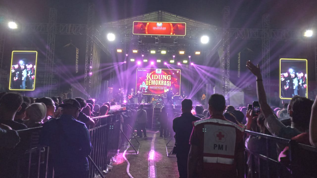 Kidung Demokrasi yang digelar KPU Sukoharjo di Alun-Alun Satya Negara, Senin malam (28/10) dimeriahkan Band Tipe-X.