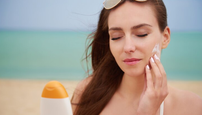 Ilustrasi memakai sunscreen untuk lindungi kulit dari sinar UV.
