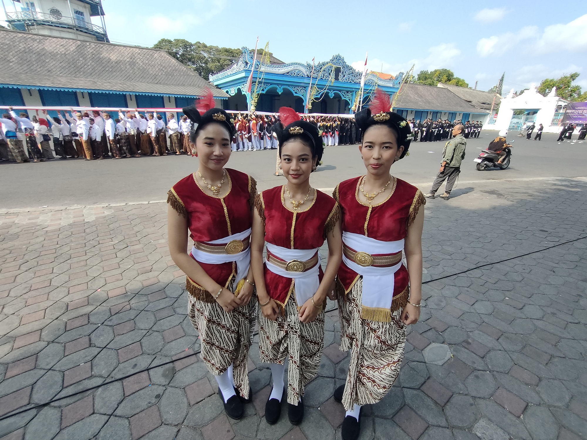 R.A Rosiearum Aisyah Listiani, R.Aj Koes Rosetiyah Nareswari Tunjung Ayu, dan R.Aj Koes Debora Melia Saputri, usai upacara bendera Hari Sumpah Pemuda, Senin (18/10). (Silvester Kurniawan/Radar Solo)