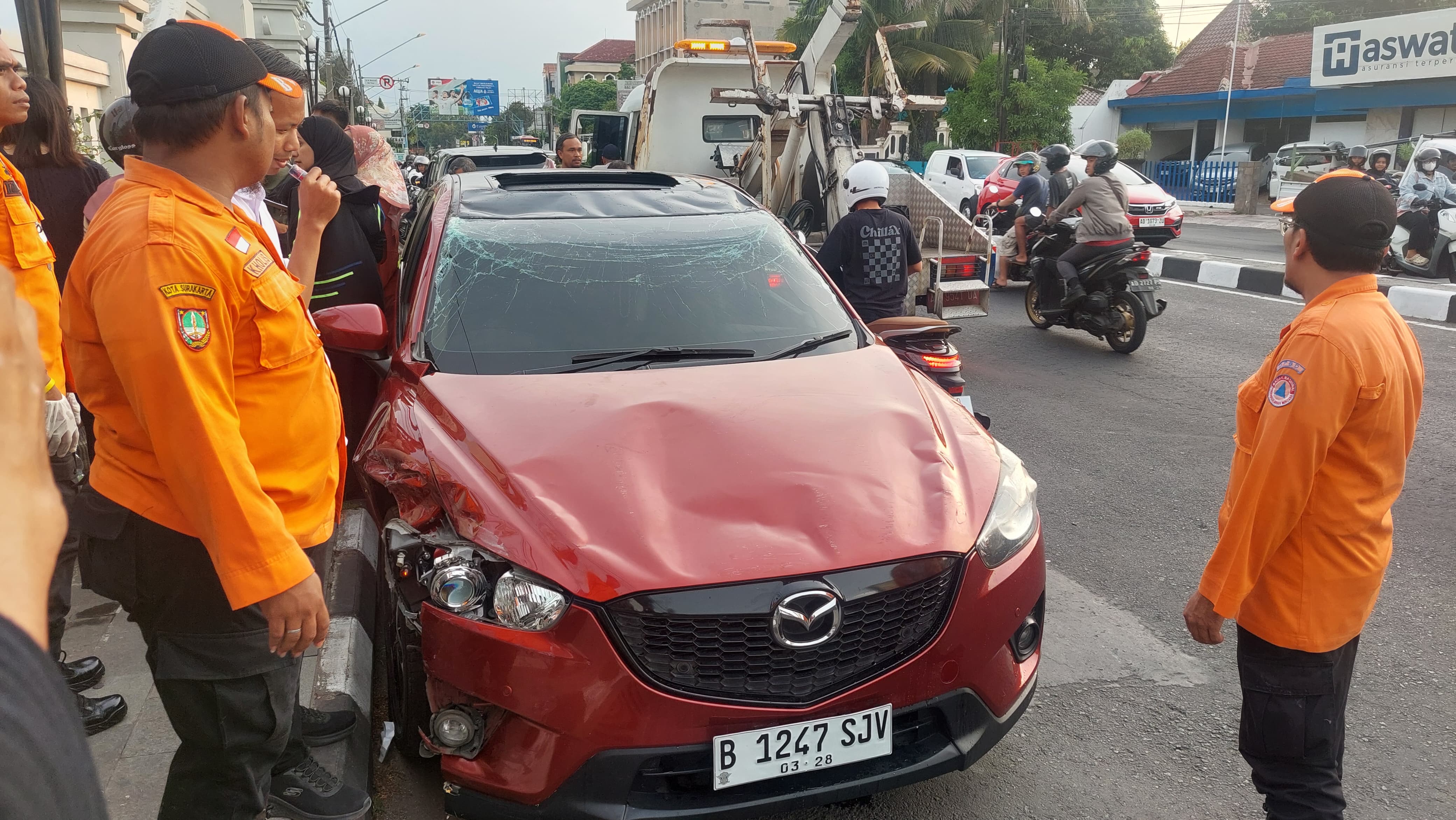 Kondisi mobil Mazda yang mengalami kecelakaan di Overpass Manahan, Rabu (30/10).