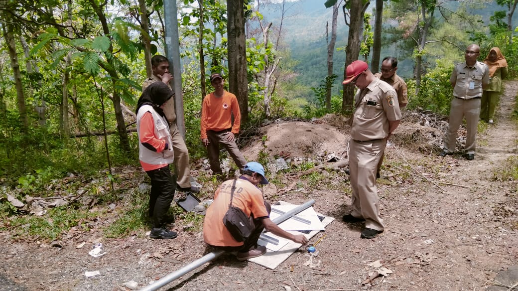 Pemasangan rambu rawan bencana di sejumlah titik di Kabupaten Wonogiri, Selasa (29/10/2024).