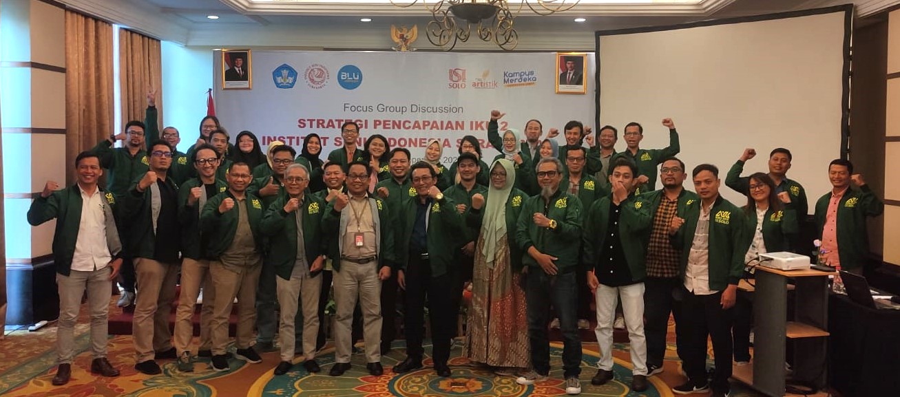 Rektor ISI Surakarta I Nyoman Sukerna (enam dari kiri) bersama peserta  focus group discussion di The Sunan Hotel Solo, Rabu (30/10/2024).
