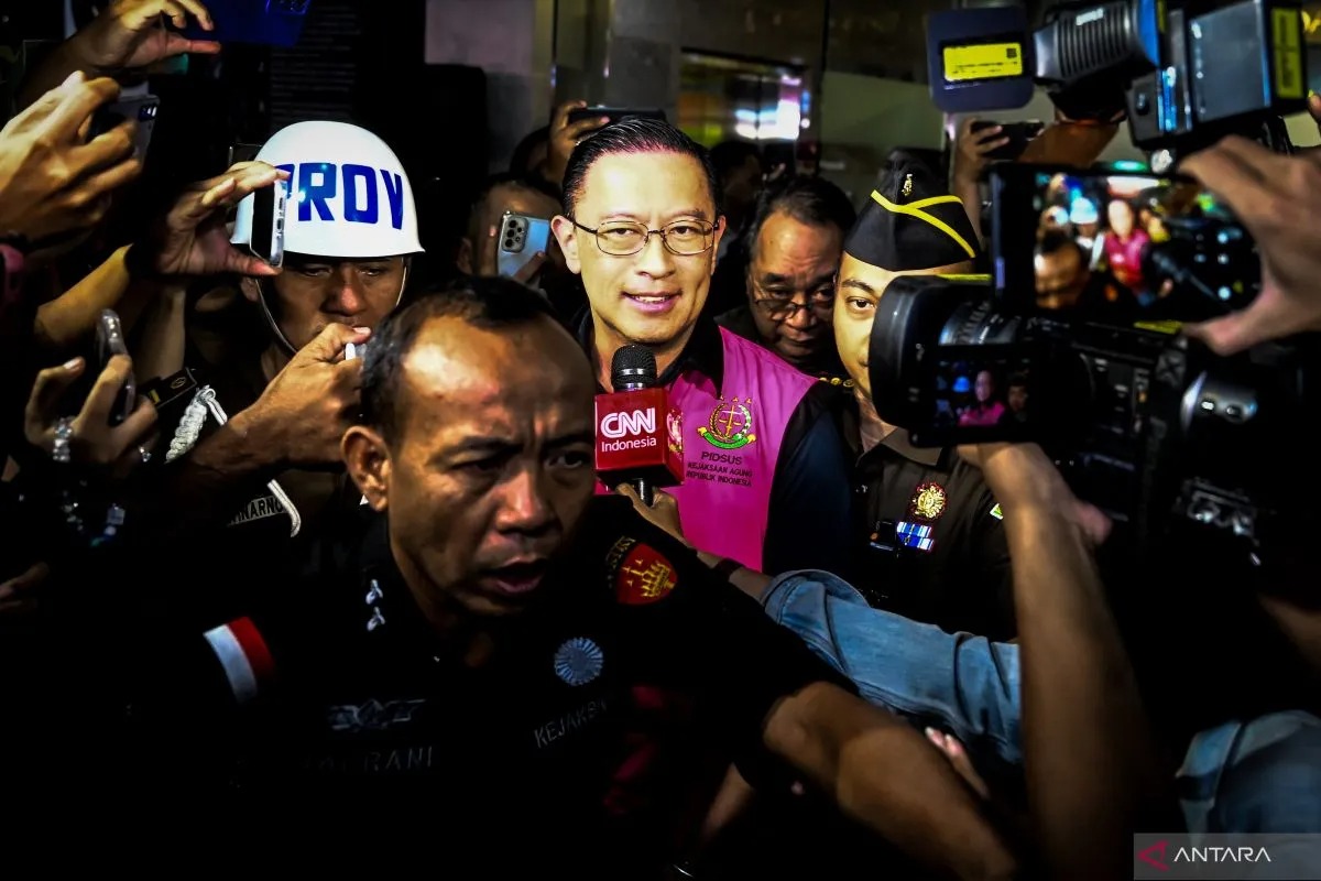 Menteri Perdagangan periode 2015-2016 Thomas Lembong berjalan dengan mengenakan rompi tahanan usai ditetapkan sebagai tersangka kasus dugaan korupsi impor gula oleh Kejaksaan Agung di Jakarta, (29/10)