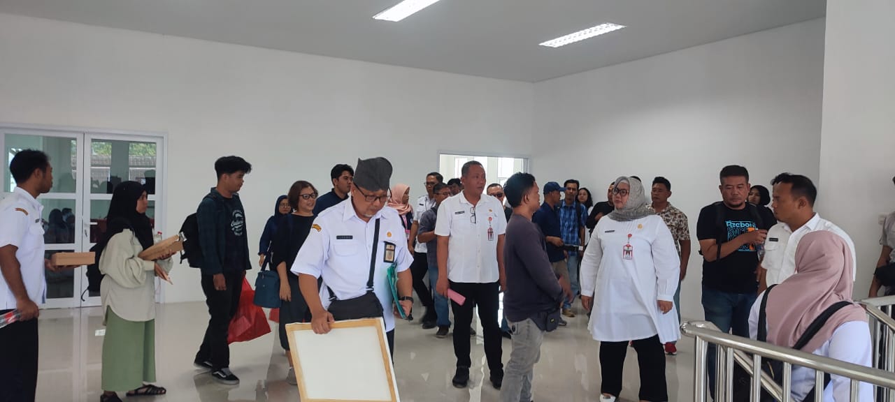 Bupati Sragen Kusdinar Untung Yuni Sukowati tinjau Sentra Industri Kreatif dan Kerajinan di kawasan Nglangon, Kecamatan Sragen. (Ahmad Khairudin/Radar Solo)