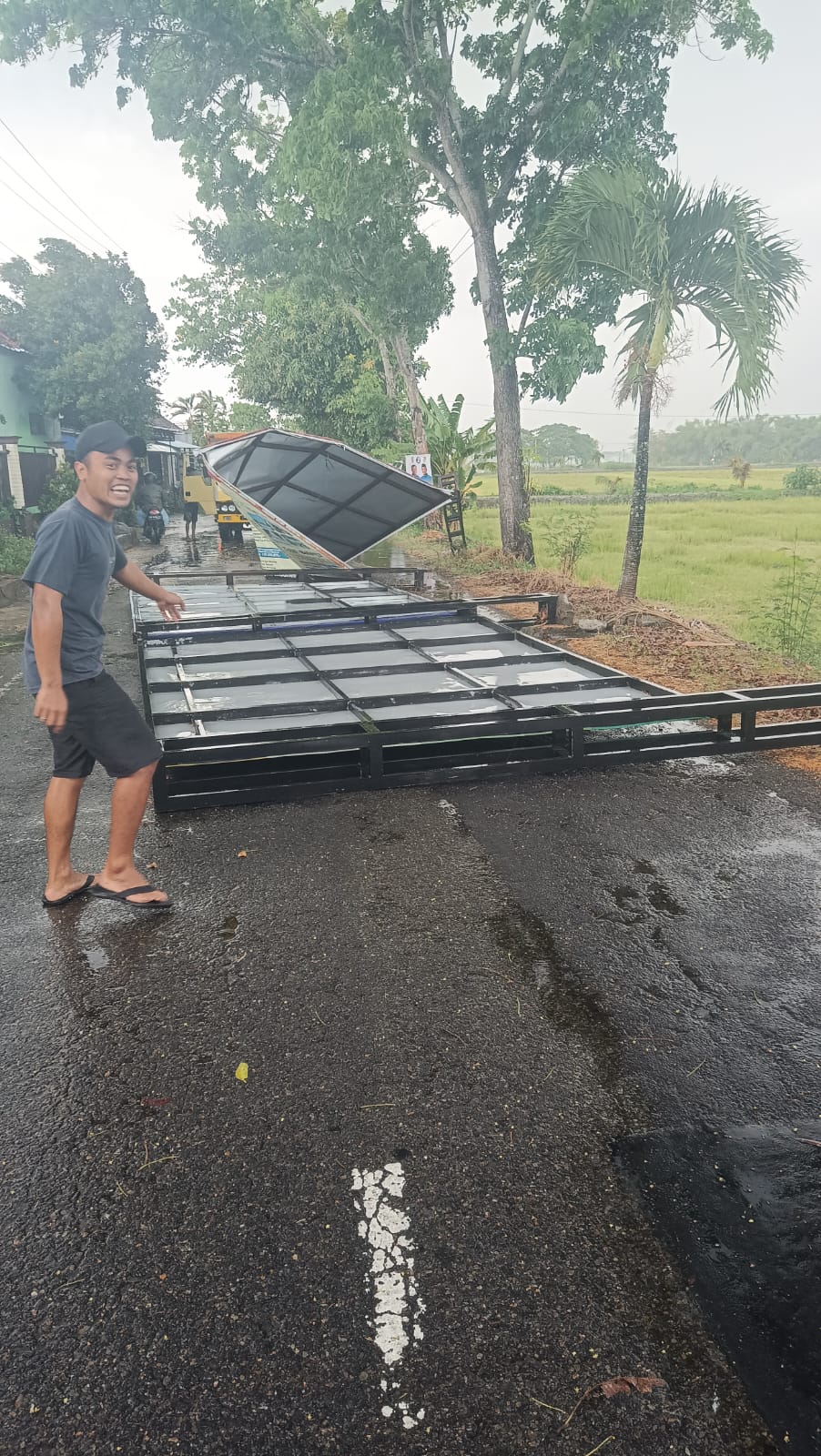 Salah satu baliho milik Pemerintah Desa Desa Balak, Kecamatan Cawas, Klaten roboh disapu angin, Rabu (30/10/2024). (Dokumentasi Relawan Cawas)