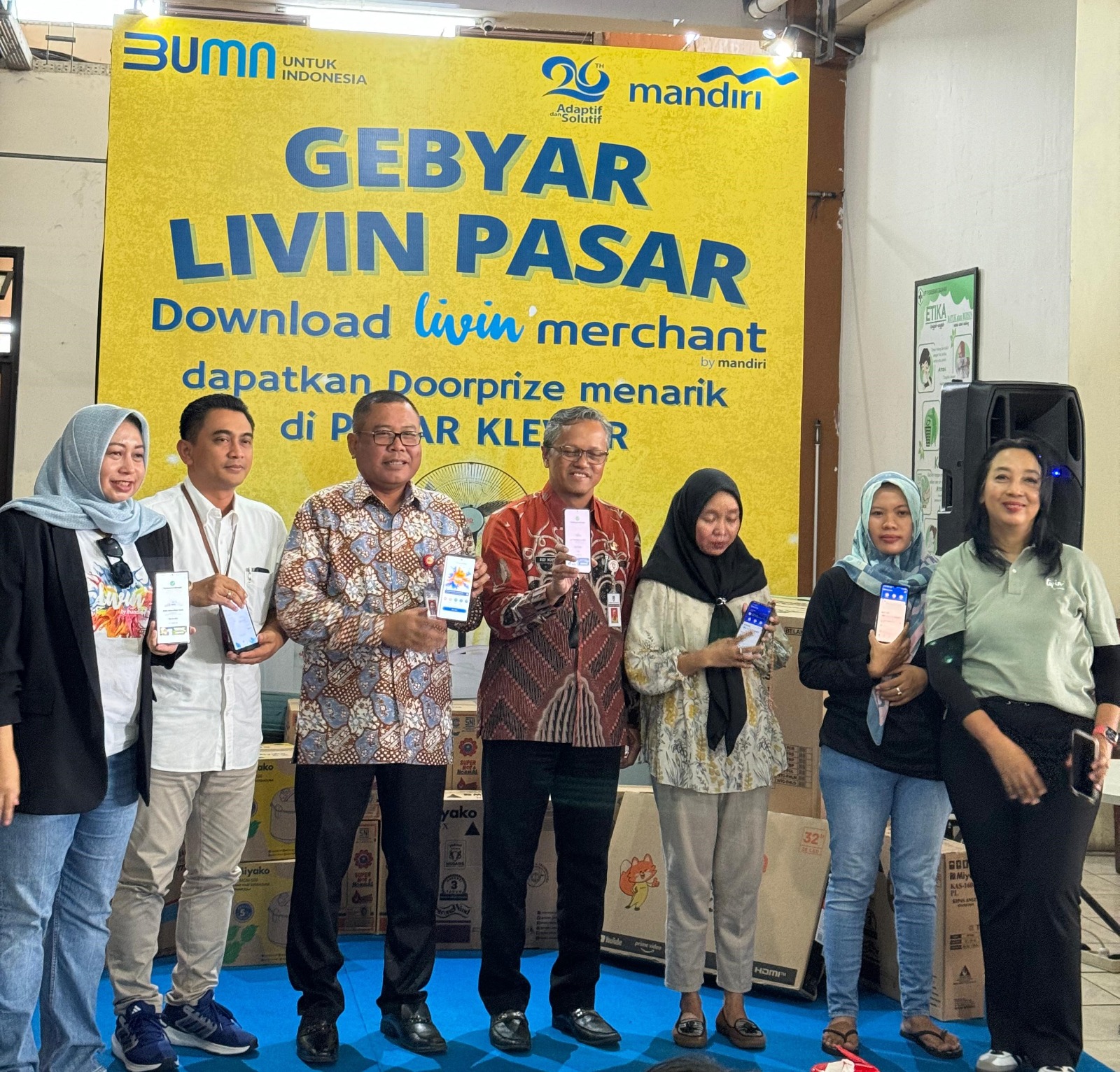 Program "Gebyar Livin Pasar" di Pasar Klewer, Kota Solo, Rabu (30/10/2024). Lewat program tersebut Bank Mandiri mengedukasi pedagang dan pengunjung tentang digitalisasi transaksi keuangan.