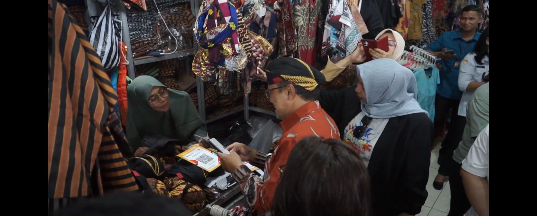 Dengan menggunakan super app Livin by Mandiri, transaksi keuangan pedagang di pasar tradisional menjadi lebih mudah.