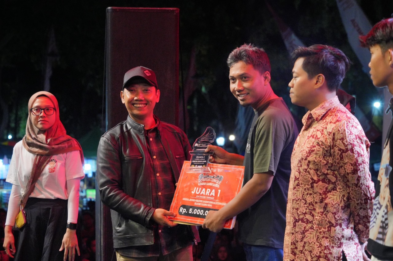 Kepala Diskominfo Klaten Aris Pramana saat memberikan apresiasi kepada para pemenang lomba jingle gempur rokok ilegal beberapa waktu lalu.