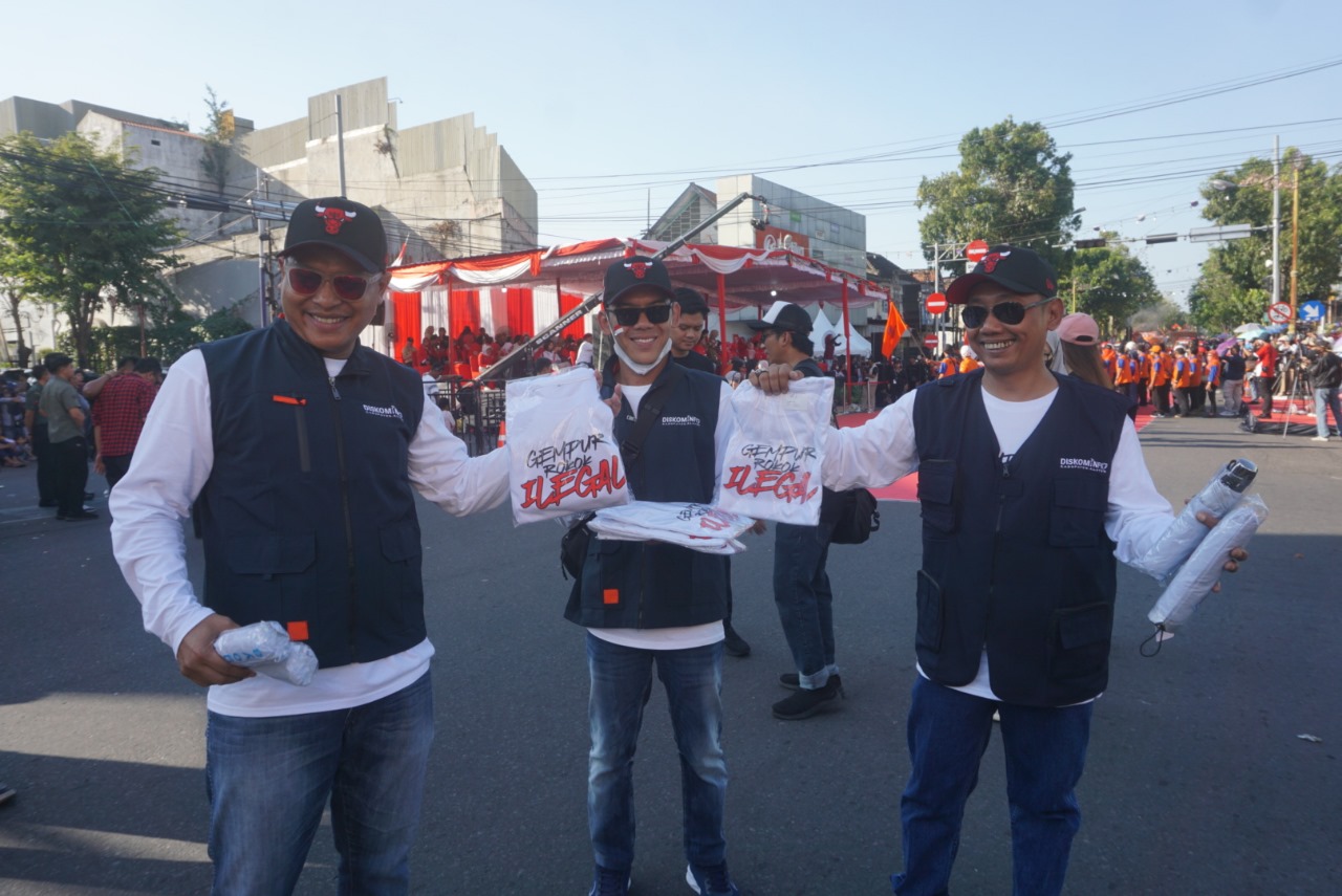 Kepala Diskominfo Klaten Aris Pramana (paling kanan) bersama jajaran diskominfo lainnya saat melakukan sosialisasi dalam karnaval pembangunan pada Agustus 2024.