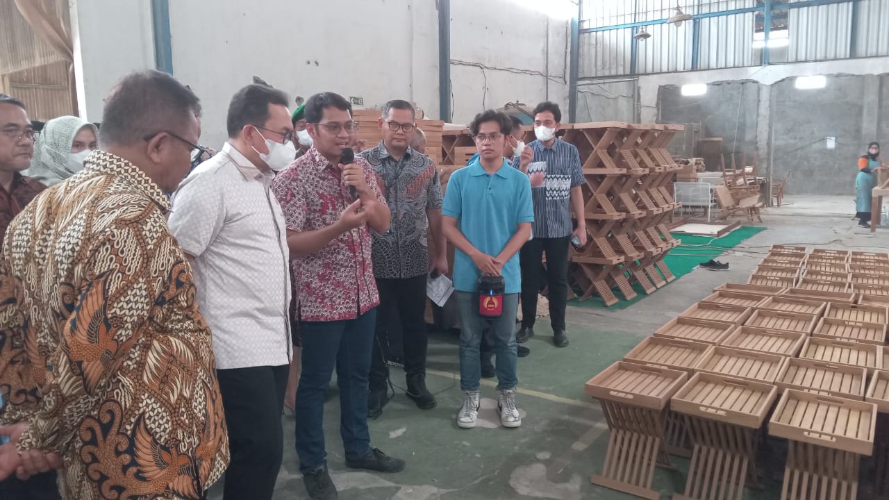 Mendag Budi Santoso (dua dari kiri) sambangi UMKM furnitur di Sukoharjo, Kamis (31/10).