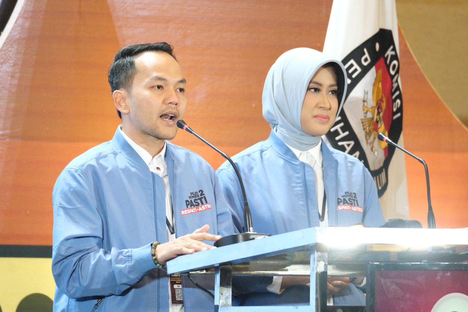 Pasangan calon walikota-wakil walikota Solo Respati Ardi-Astrid Widayani di Debat Publik Putaran Pertama Pilkada Solo 2024 yang digelar KPU Solo di The Sunan Hotel, Kamis (31/10/2024).