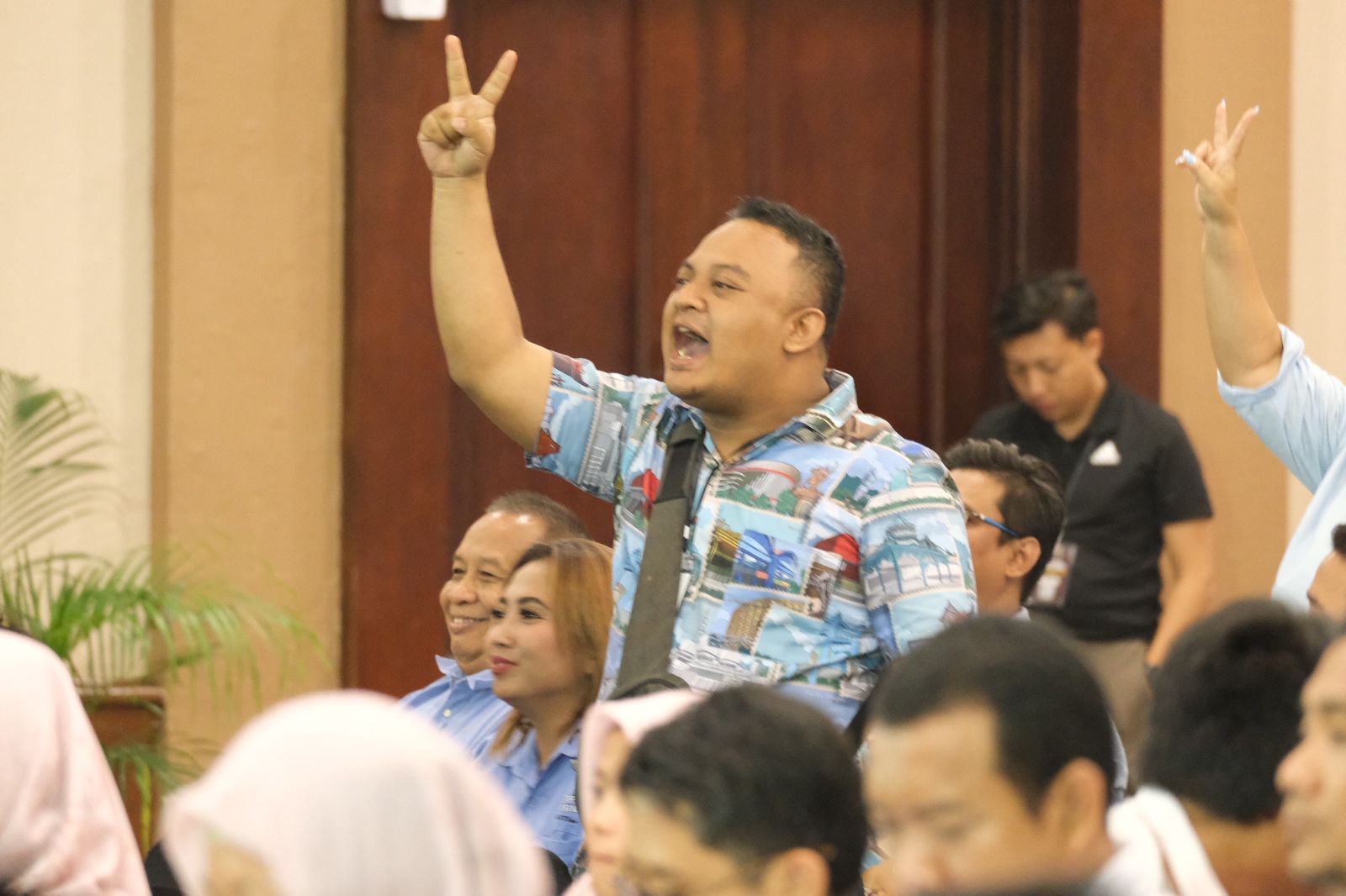 Pendukung calon Walikota-Wakil Walikota Solo Respati Ardi-Astrid Widayani beri semangat.