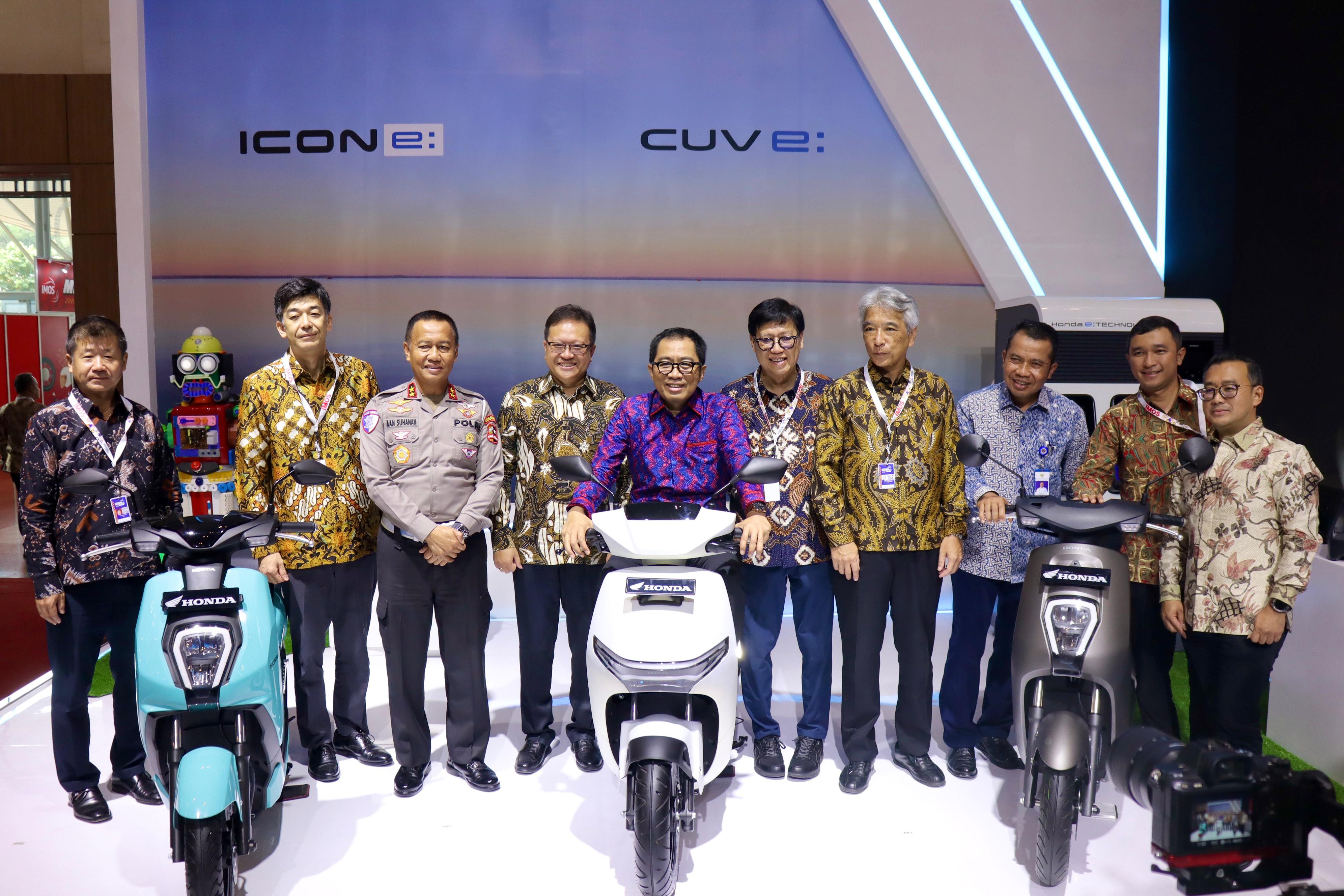 PT Astra Honda Motor mengenalkan Honda ICON e: dan Honda CUV e: kepada masyarakat dalam ajang IMOS 2024 yang berlangsung di ICE BSD pada 30 Oktober hingga 3 November 2024.