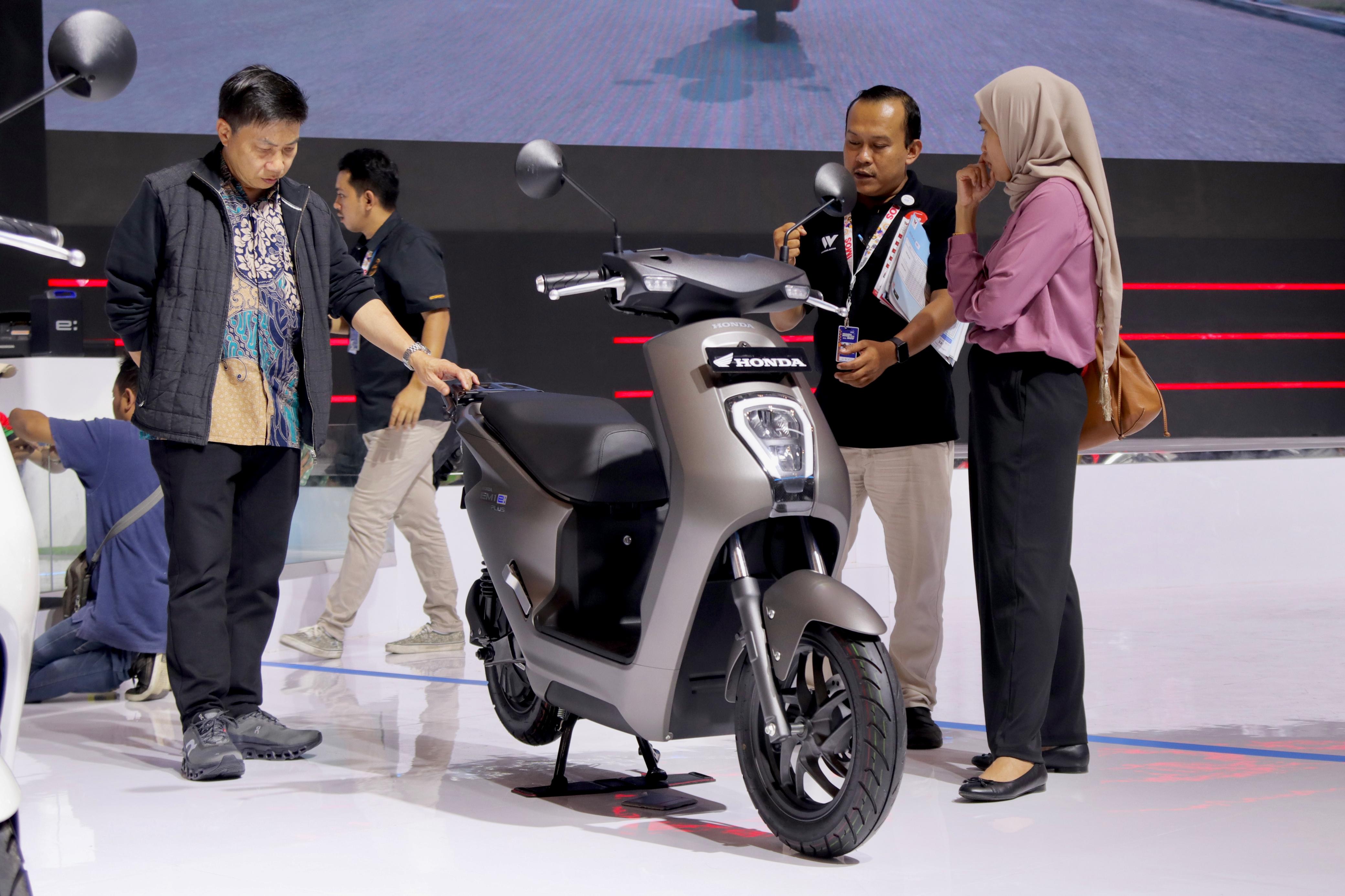 Di IMOS 2024, pengunjung dapat mengeksplorasi booth AHM yang dibagi dalam beberapa zona utama. Antara lain sepeda motor listrik, big scooter, fashion, explorer, lifestyle, urban, dan racing.