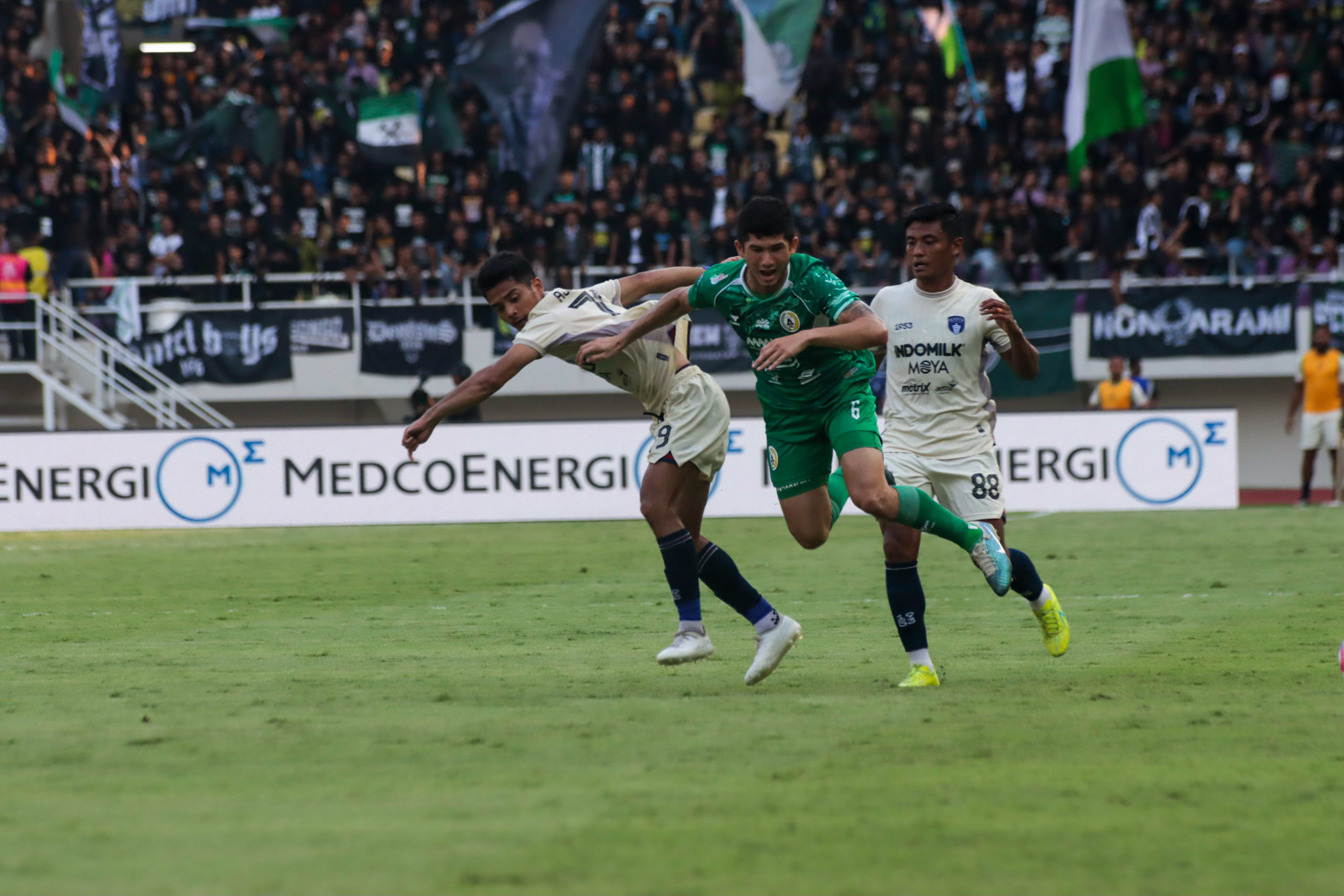 Bek PSS Sleman Kevin Gomes saat melawan Persita Tangerang di Stadion Manahan (27/10/2024).