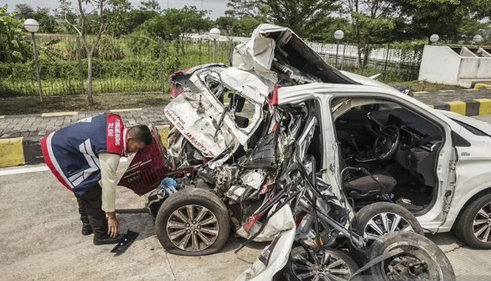 Kondisi mobil kru TV One yang mengalami kecelakaan maut di Tol Pemalang-Batang, Kamis (31/10).