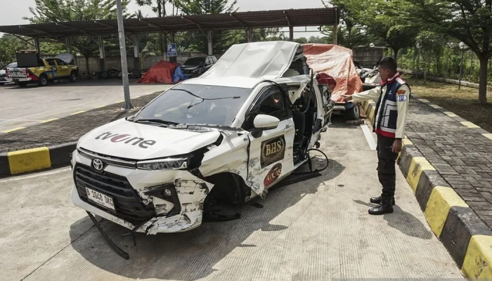 Kondisi mobil kru TV One usai ditabrak mobil box ekspedisi di Tol Pemalang-Batang, Kamis (31/10).