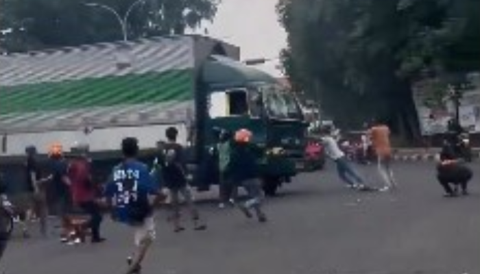 Massa mengejar truk kontainer hijau yang ugal-ugalan di jalan Cipondoh, Kota Tangerang.