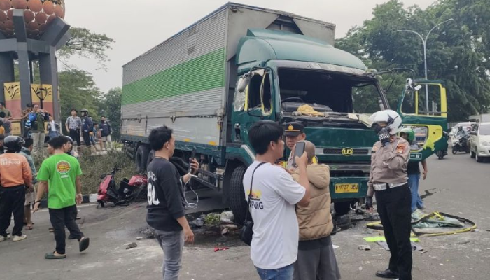 Kondisi truk kontainer yang dikendarai sopir ugal-ugalan di Cipondoh, Kota Tangerang, Kamis (31/10).