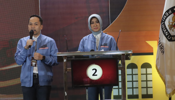 Pasangan calon wali kota dan wakil wali kota Solo nomor urut 2, Respati Ardi dan Astrid Widayani saat debap publik perdana Pilkada Solo 2024, Kamis (31/10) malam.