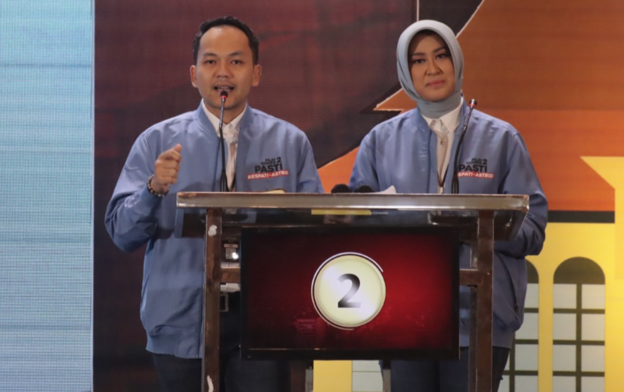 Pasangan calon walikota-wakil walikota Solo Respati Ardi-Astrid Widayani di Debat Publik Putaran Pertama Pilkada Solo 2024 yang digelar KPU Solo di The Sunan Hotel, Kamis (31/10/2024).