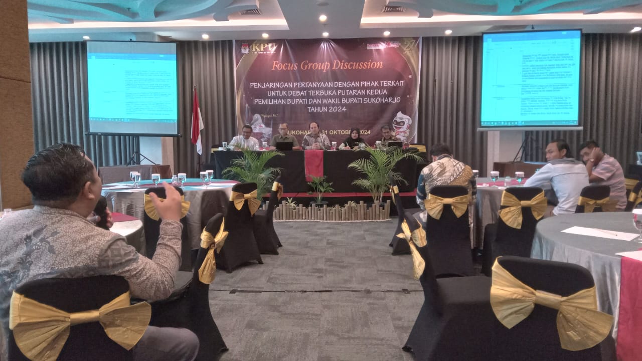 Para penelis debat publik cabup-cawabup yang digelar KPU Sukoharmelakukan penjaringan pertanyaan dengan mengundang sejumlah stakeholder di salah satu hotel di Solobaru, Kamis (31/10/2024).