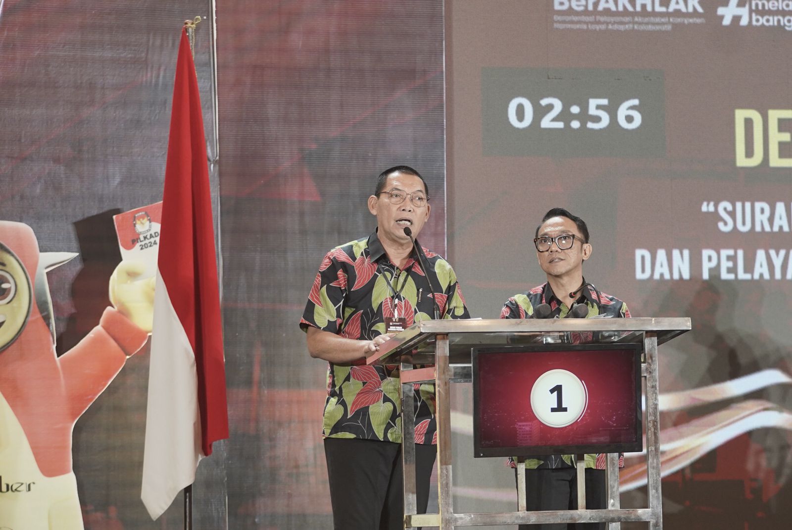 Teguh Prakosa bersama Bambang Nugroho dalam debat publik Pilkada Solo 2024 di The Sunan Hotel, Kamis (31/10/2024).