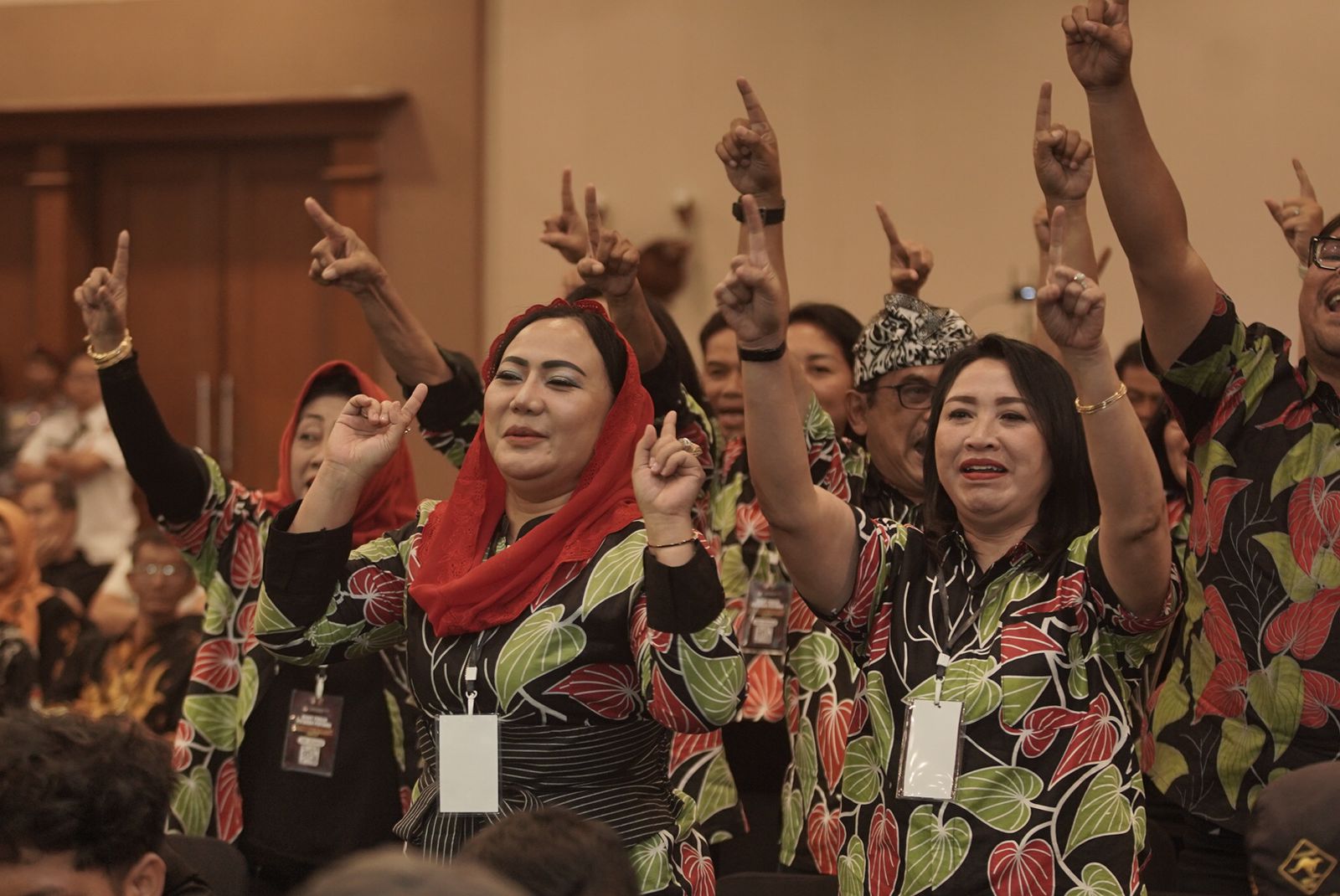 Pendukung paslon 01 saat memberikan dukungan kepada Teguh Prakosa dan Bambang Nugroho dalam debat publik Pilkada Solo 2024 di The Sunan Hotel, Kamis (31/10/2024).