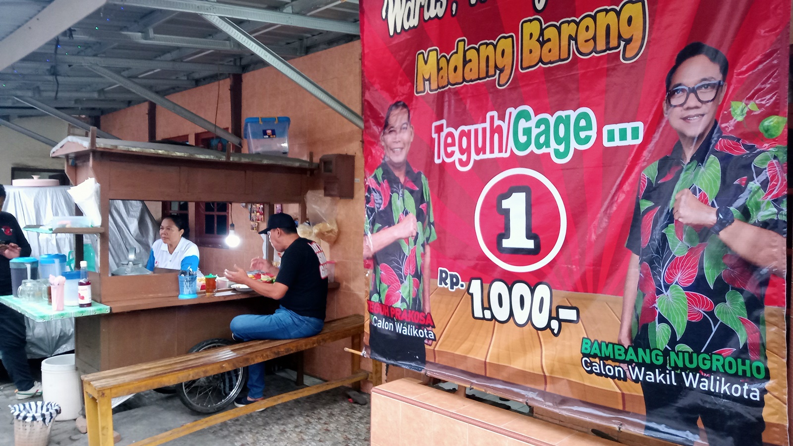 Calon Walikota Solo Teguh Prakosa jajal wedangan dengan harga Rp 1000 di Kampung Kentingan RT03/RW 36, Jumat (1/11/2024).