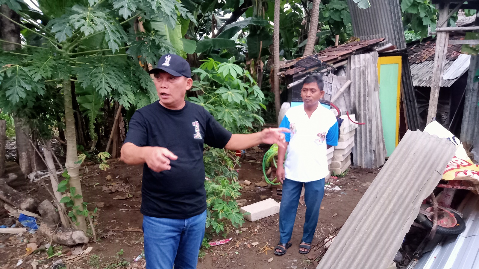 Calon Walikota Solo Teguh Prakosa tinjau rumah tidak layak huni di RT 01/RW36 Kampung Kentingan, Jebres, Jumat (1/11/2024).
