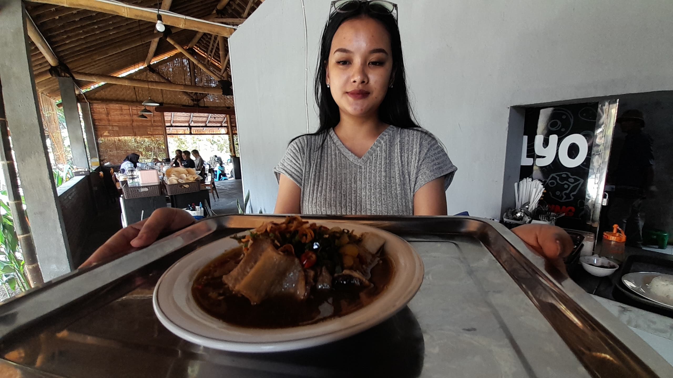 Menu asem-asem iga sapi di Kampung Madu Mulyo, Kelurahan Pulisen, Boyolali menjadi primadona.