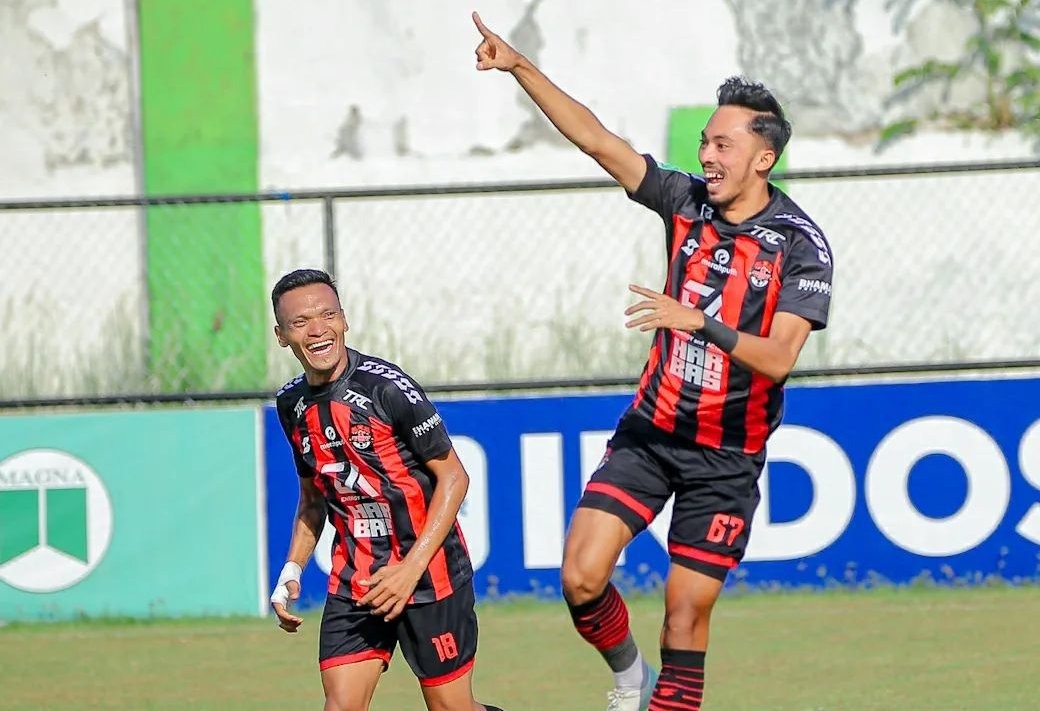 Ferdinand Sinaga (kiri) saat membela Persekat Tegal di Liga 2 musim ini.