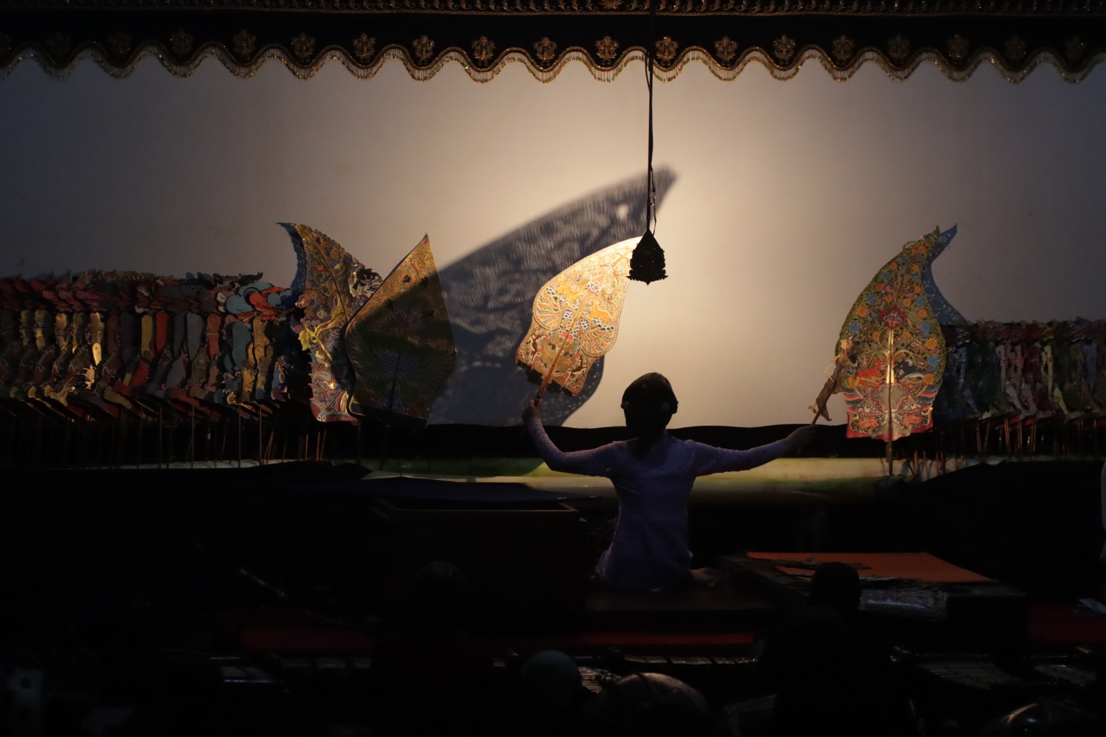 Dalang perempuan asal Jepang Misakki mementaskan wayang saat Hari Wayang Dunia di  ISI Surakarta, Jumat malam (1/11).