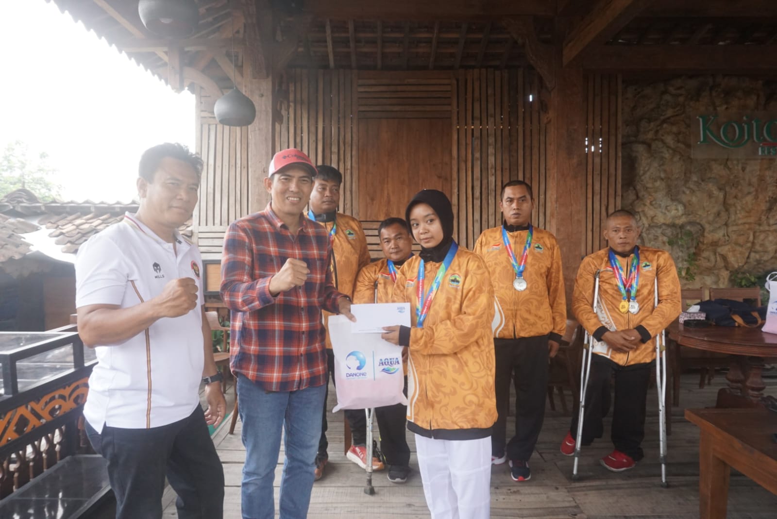 Manager Sustainability Development AQUA Klaten Rama Zakaria beri apresiasi kepada para atlet disabilitas yang meraih medali dalam ajang Peparnas ke-XVII di Kota Solo.